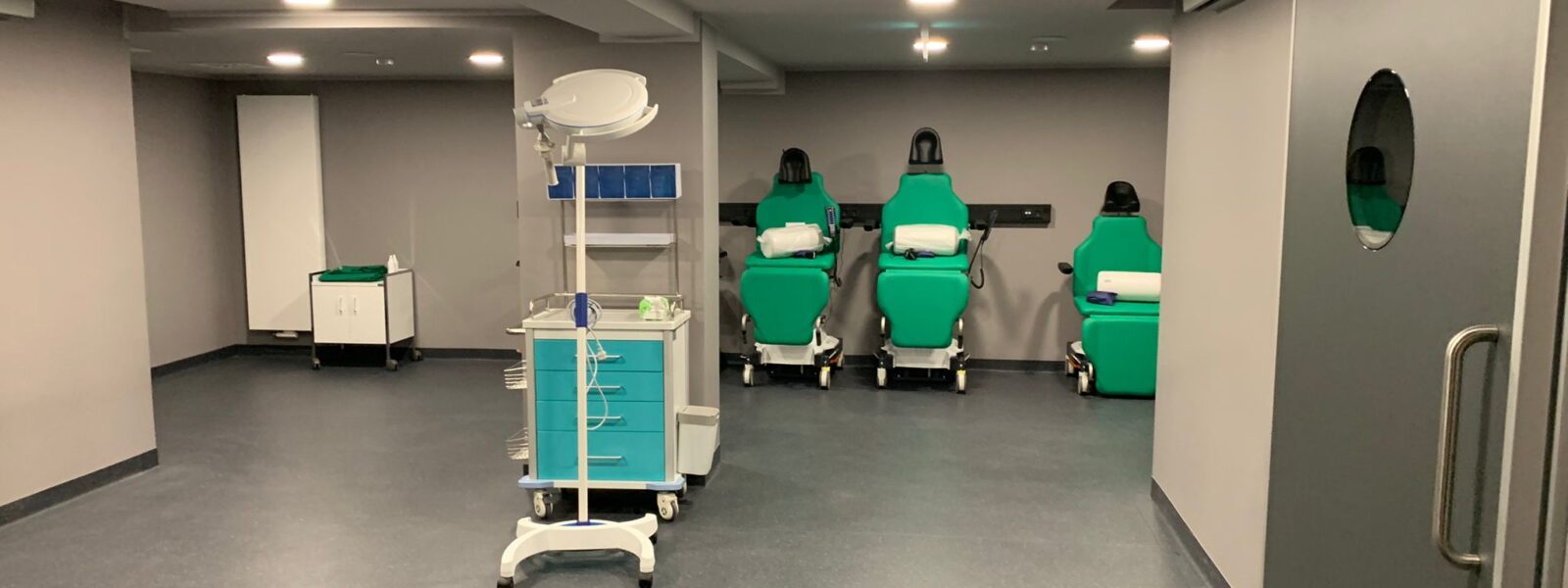 Eine Patientin kommt an den Empfang bei BeyondEye